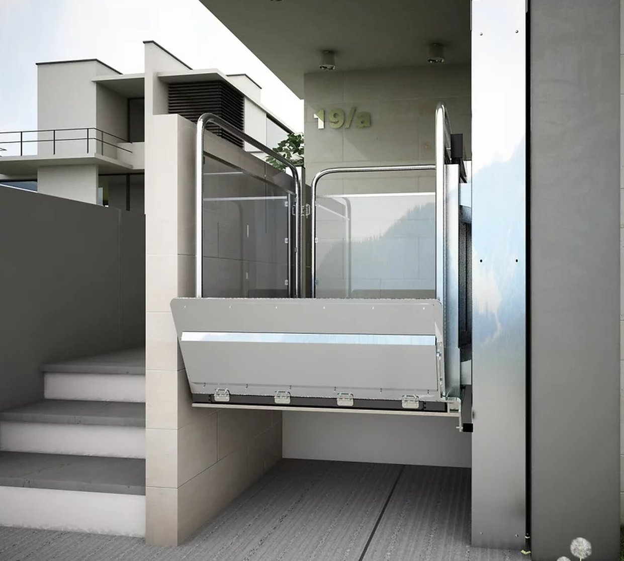 Plateforme élévatrice verticale en cours de montée le long d'une façade moderne, à côté d'un escalier extérieur