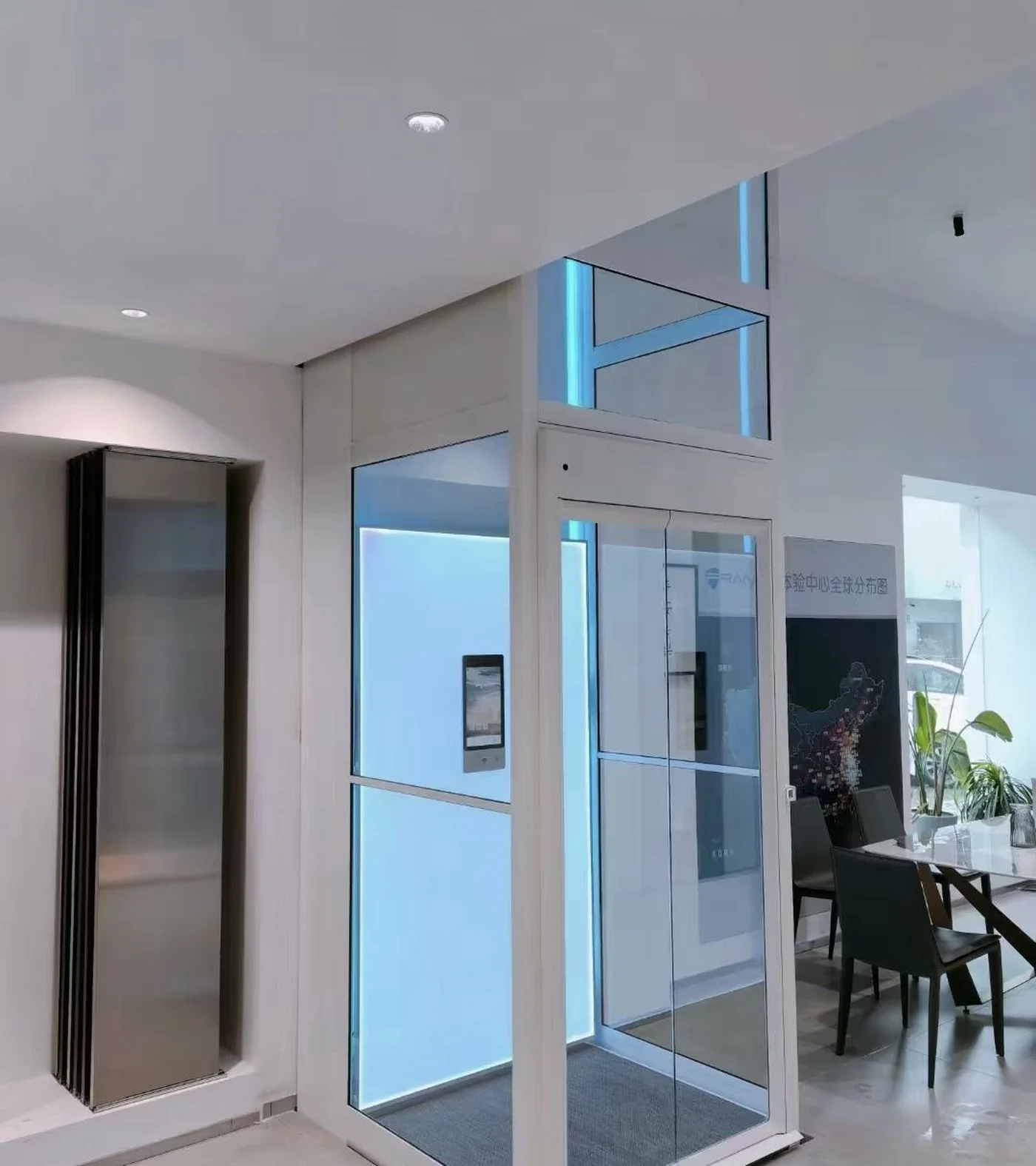Ascenseur de maison à cabine fermée installé dans une maison individuelle