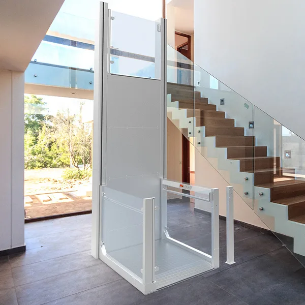 Plateforme élévatrice verticale intérieure blanche avec parois en verre, dans un intérieur moderne avec un escalier en bois