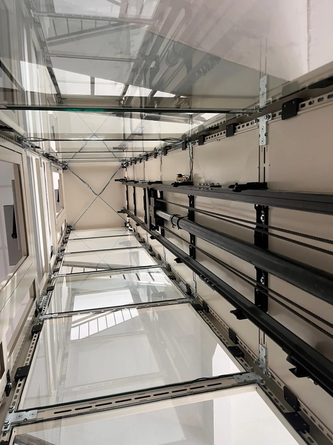 Ascenseur de maison desservant deux niveaux dans un logement
