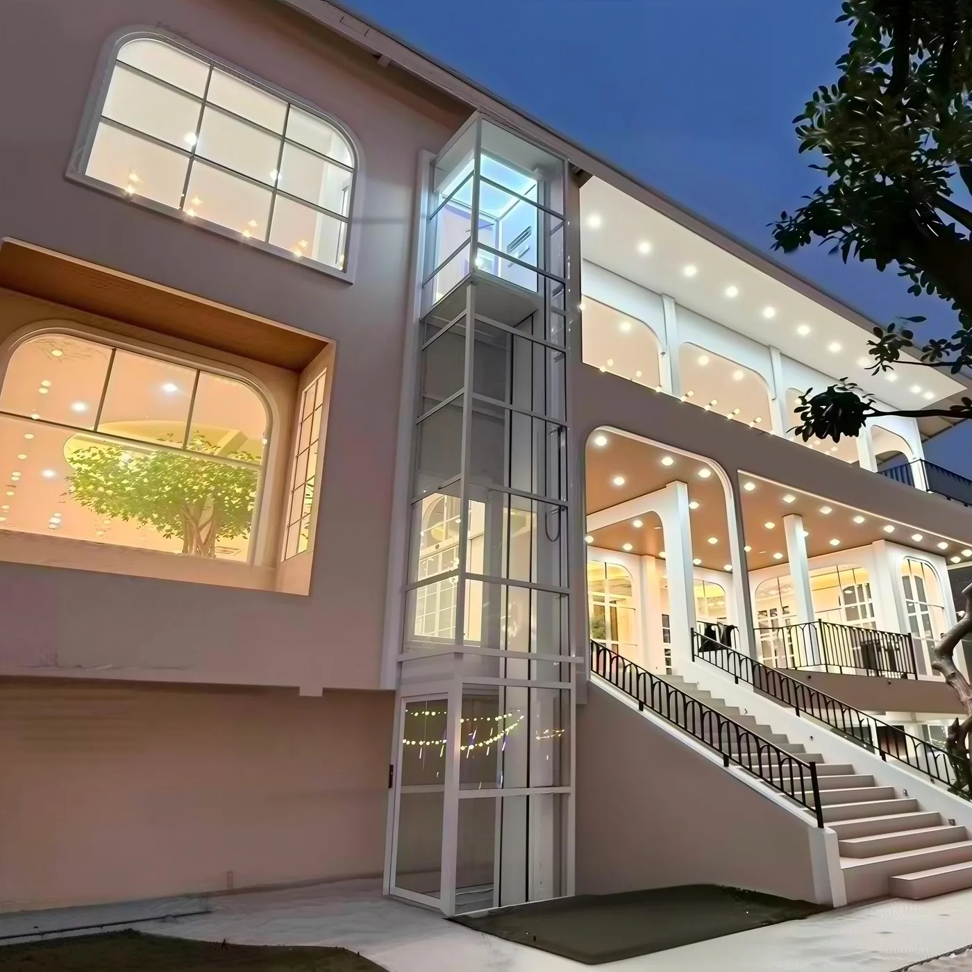 Ascenseur de maison installé en façade, gaine vitrée desservant deux niveaux